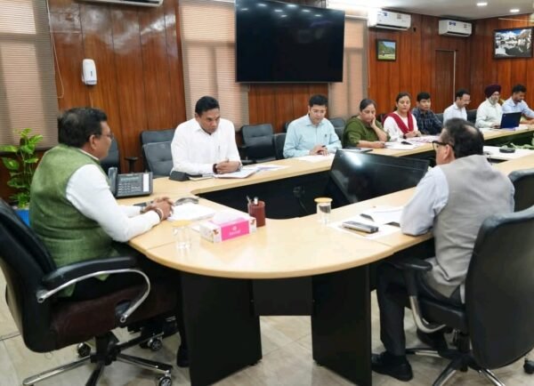 मुख्य सचिव आनन्द बर्द्धन ने नर्सिंग पाठ्यक्रम संचालन हेतु गठित एम्पावर्ड समिति की ली बैठक 