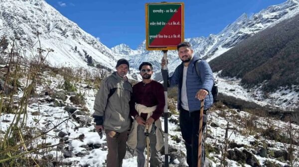 बर्फ से लकदक बनी विश्व धरोहर फूलों की घाटी, आज से बंद हुआ पर्यटकों का प्रवेश