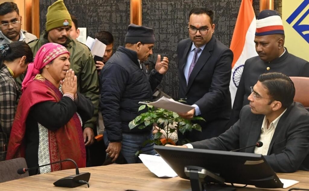 जिलाधिकारी सविन बसंल ने जनता दर्शन में सुनी 171 लोगों की समस्या,जन सुनवाई में छलका 70 वर्षीय बुजुर्ग का दर्द, परिवार के सदस्यों पर भरण पोषण में वाद दर्ज