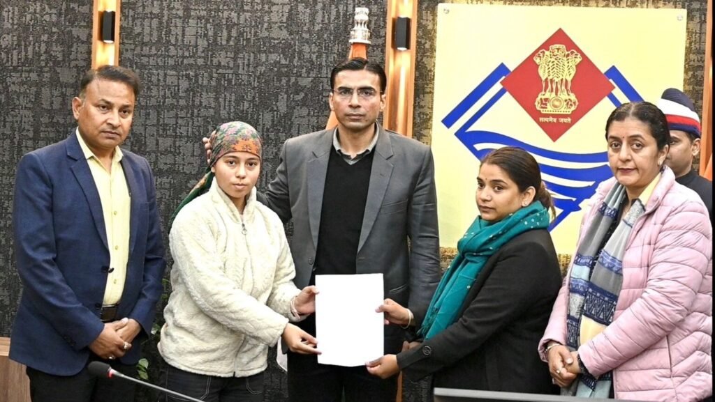 नन्दिनी बन सकेंगी डॉक्टर, सीएसआर फंड से दो बेटियों को 01-01 लाख की धनराशि