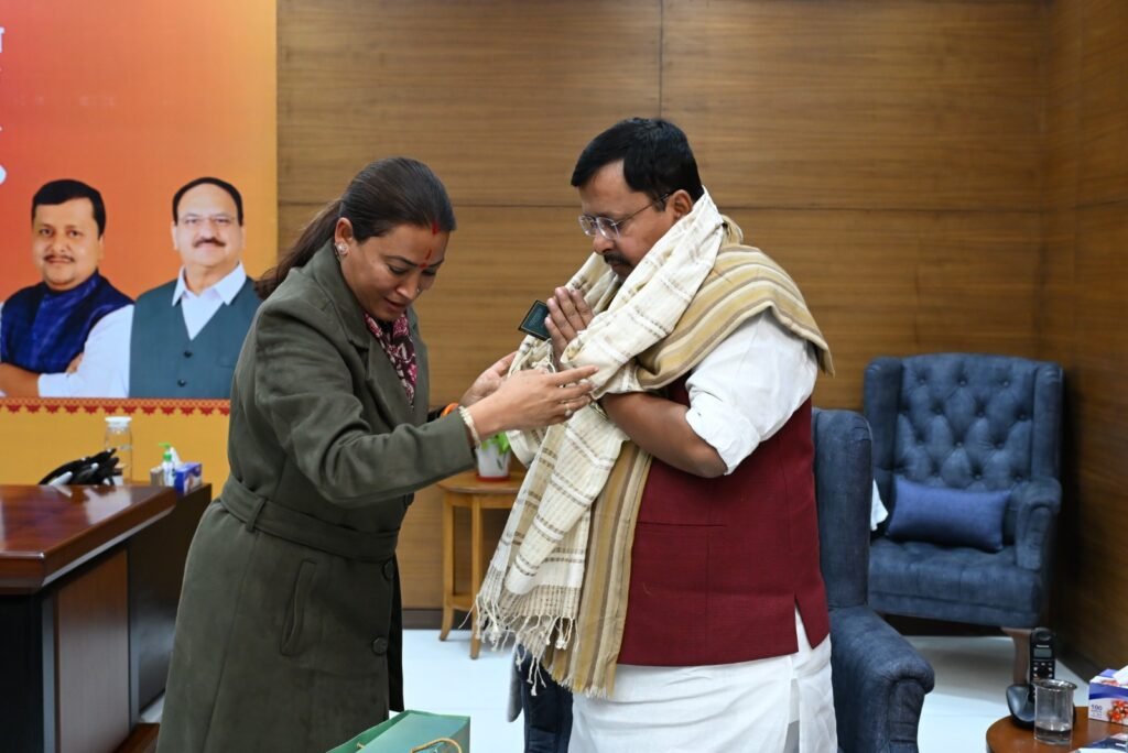 नवनियुक्त कार्यकारी राष्ट्रीय अध्यक्ष नितिन नबीन से कैबिनेट मंत्री रेखा आर्या ने की शिष्टाचार भेंट
