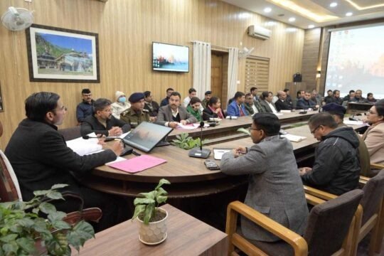 जिलाधिकारी सविन बंसल ने गणतंत्र दिवस की तैयारियों की समीक्षा बैठक, परेड ग्राउंड में होगा मुख्य समारोह, राज्यपाल करेंगे ध्वजारोहण