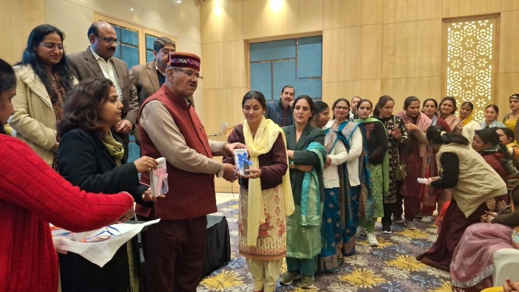 ग्रामोत्थान परियोजना के तहत पशु सखी और ए-हेल्प वर्कर्स को मिले स्मार्टफोन 