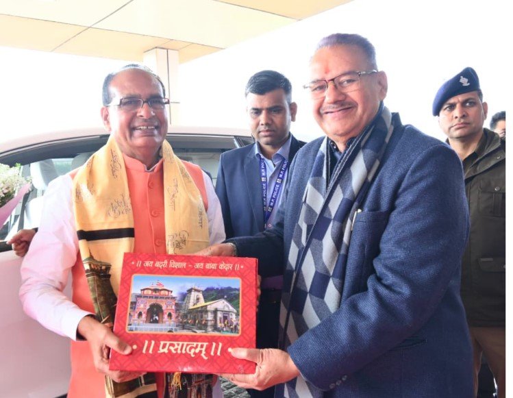 कृषि मंत्री गणेश जोशी ने शिवराज सिंह चौहान को भगवान बदरीनाथ धाम का पटका एवं प्रसाद किया भेंट 