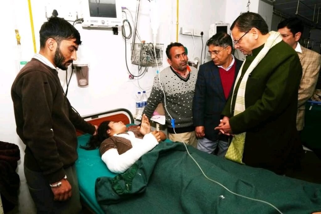 क्वानू–मीनस मोटर मार्ग दुर्घटना में घायल यात्रियों का हाल पूछने दून अस्पताल पहुँचे मुख्यमंत्री धामी