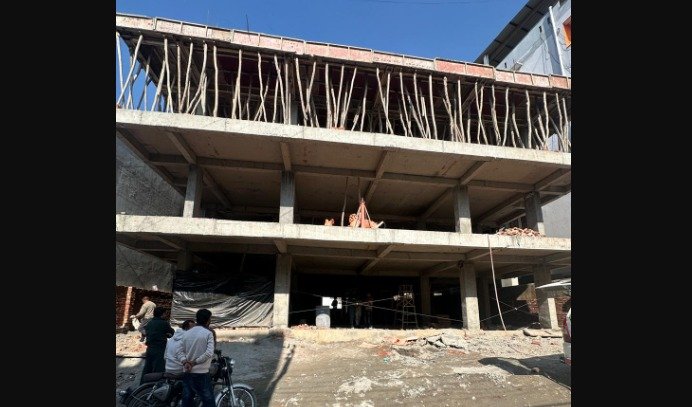 प्राधिकरण क्षेत्रान्तर्गत विभिन्न क्षेत्रों में अवैध बहुमंजिला निर्माणों पर प्राधिकरण की सख्त कार्रवाई