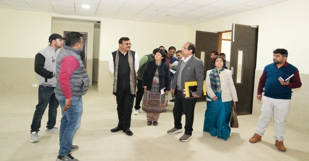 हर्रावाला में नवनिर्मित शकुंतला रानी सरदारी लाल ओबेरॉय राजकीय मैटरनिटी एवं कैंसर चिकित्सालय का मुख्य सचिव आनन्द बर्द्धन ने किया स्थलीय निरीक्षण