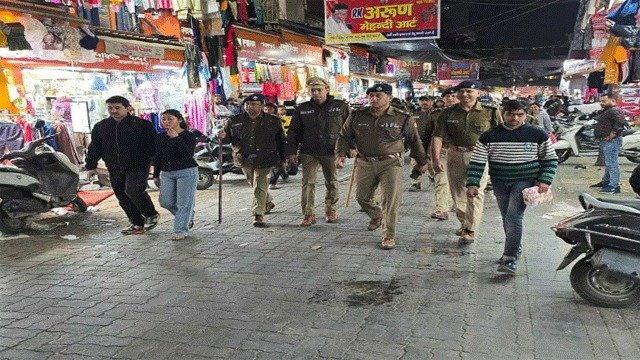 एसएसपी देहरादून ने मुख्य बाजारों व फुटपाथों पर अस्थाई अतिक्रमण को हटाने हेतु नगर निगम के साथ संयुक्त रूप से अभियान चलाने के दिये निर्देश