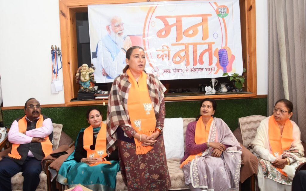 कैबिनेट मंत्री रेखा आर्या ने राजपुर विधानसभा क्षेत्र के डालनवाला मंडल में प्रधानमंत्री मोदी के मन की बात कार्यक्रम को सुना