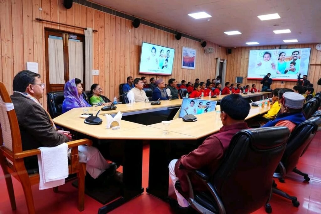 स्कूली बच्चों के साथ मुख्यमंत्री धामी ने शासकीय आवास में सुना मन की बात कार्यक्रम का 131 एपिसोड