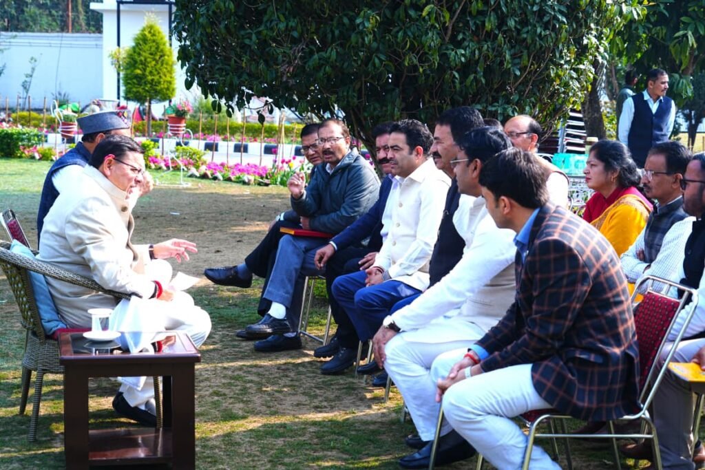 मुख्यमंत्री धामी ने सरकारी कार्यालयों और कार्यस्थलों पर अधिकारी- कर्मचारी और शिक्षकों की सुरक्षा के लिए मुख्य सचिव को एसओपी बनाने के दिए निर्देश 