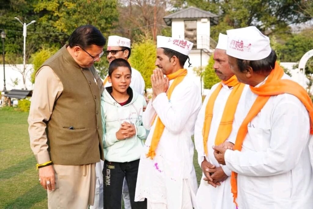 चम्पावत के होल्यारों ने मुख्यमंत्री धामी को दी होली की शुभकामनाएं 