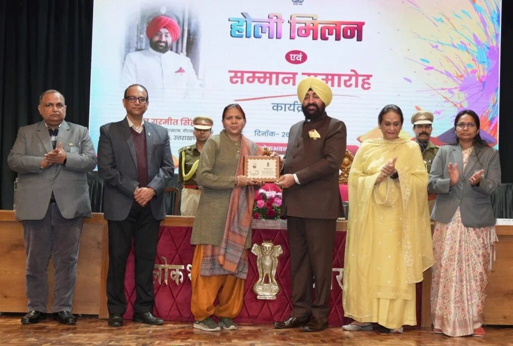 राज्यपाल  लेफ्टिनेंट जनरल गुरमीत सिंह (से नि) ने लोक भवन में उत्कृष्ट कार्य करने वाले कार्मिकों को प्रशस्ति पत्र प्रदान कर किया सम्मानित 