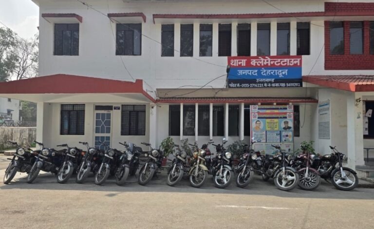 डेंजरस ड्राइविंग, मॉडिफाइड साइलेंसर का प्रयोग कर पटाखे फोड़ने पर 18 बुलेट मोटर साइकिलों को पुलिस ने किया सीज