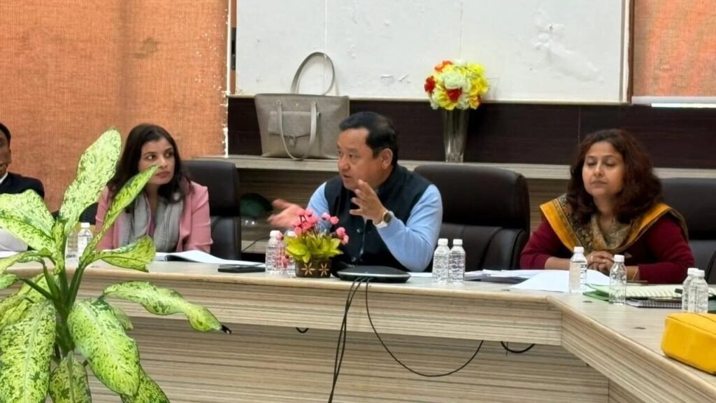 ग्रामीण विकास कार्यक्रमों की ग्राम्य विकास सचिव धीराज गर्ब्याल ने की समीक्षा बैठक