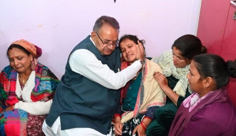 कैबिनेट मंत्री गणेश जोशी मालदेवता दुर्घटना में मृत युवक के परिजनों से मिले, हर संभव सहायता का दिया भरोसा