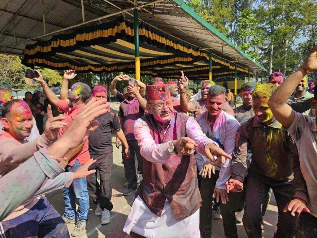 सेना के जवानों के साथ सैनिक कल्याण मंत्री गणेश जोशी ने मनाई होली