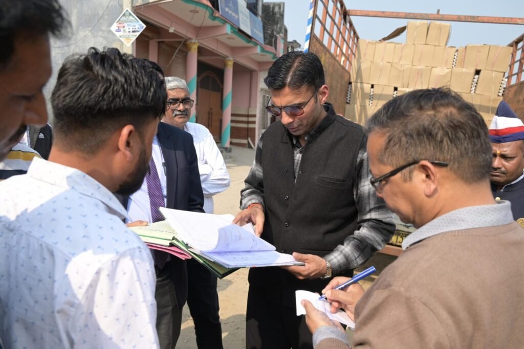 आंगनबाड़ी राशन में गड़बड़ी पर जिलाधिकारी सविन बंसल का बड़ा एक्शन