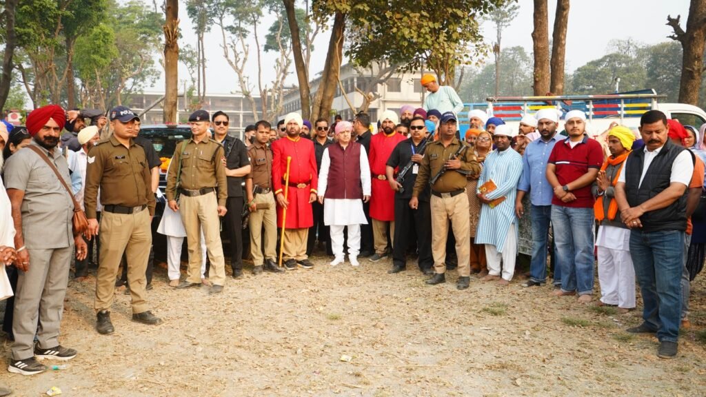 94 फीट ऊंचे नए ध्वजदण्ड को कंधों पर उठाकर श्री दरबार साहिब पहुंची संगतें, नए ध्वजदण्ड का परंपरा के अनुसार विधि विधान से हुआ पूजन