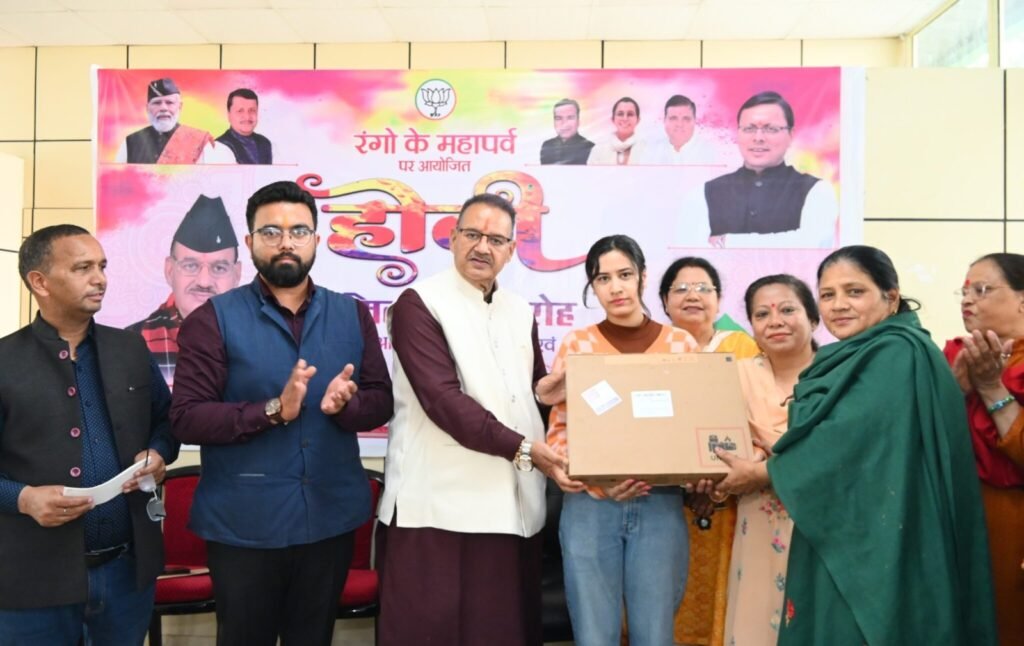 कैबिनेट मंत्री गणेश जोशी ने महिला दिवस पर दिवंगत पूर्व सैनिक की बेटी को प्रदान किया लैपटॉप