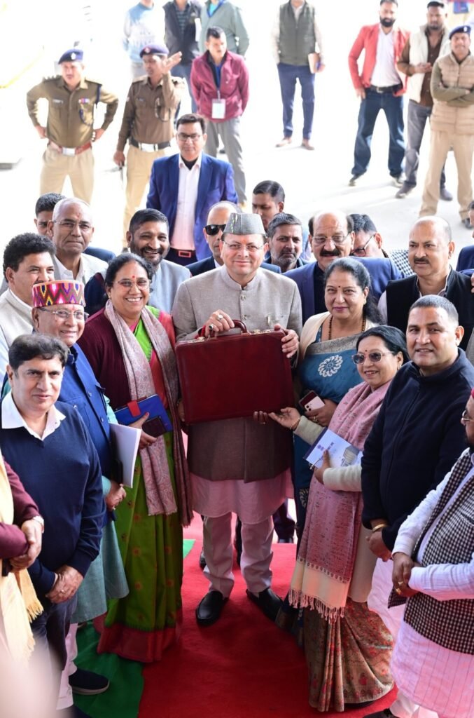 वित्तीय वर्ष 2026–27 का बजट पेश करने विधानसभा पहुंचे मुख्यमंत्री धामी