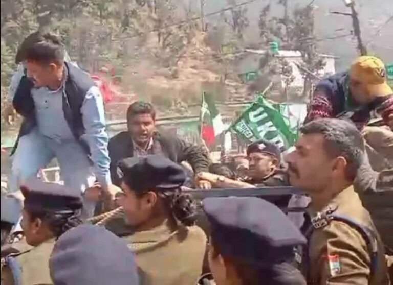गैरसैंण में सत्र के दौरान उत्तराखंड क्रांति दल का प्रदर्शन, विधानसभा घेराव की कोशिश पर पुलिस से झड़प