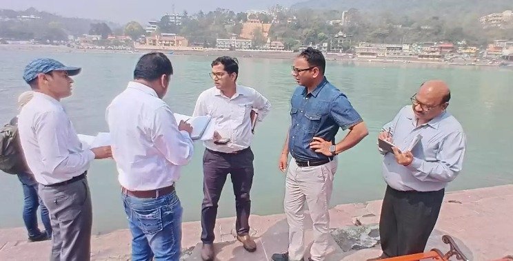 अपर मेला अधिकारी दयानन्द सरस्वती ने अभियंताओं के साथ 16 घाटों का लिया जायजा, मरम्मत और सुधार कार्यों के दिए निर्देश