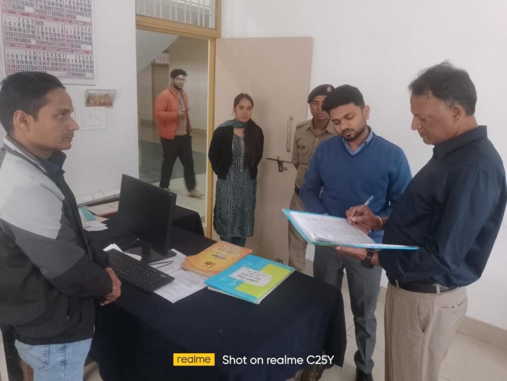 सीएचसी में 15 और ब्लॉक कार्यालय में 6 कर्मचारी अनुपस्थित