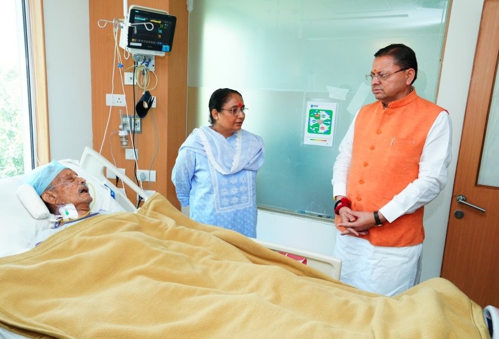 मुख्यमंत्री धामी ने मैक्स अस्पताल पहुंचकर पूर्व मुख्यमंत्री भुवन चंद्र खंडूरी का जाना हालचाल