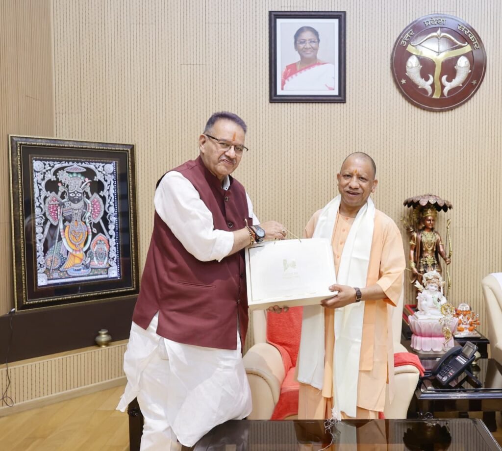 लखनऊ में उत्तर प्रदेश मुख्यमंत्री योगी आदित्यनाथ से कृषि मंत्री गणेश जोशी ने की शिष्टाचार भेंट