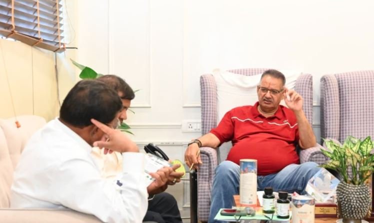 कृषि मंत्री गणेश जोशी ने कृषि एवं उद्यान विभाग के अधिकारियों के साथ की बैठक