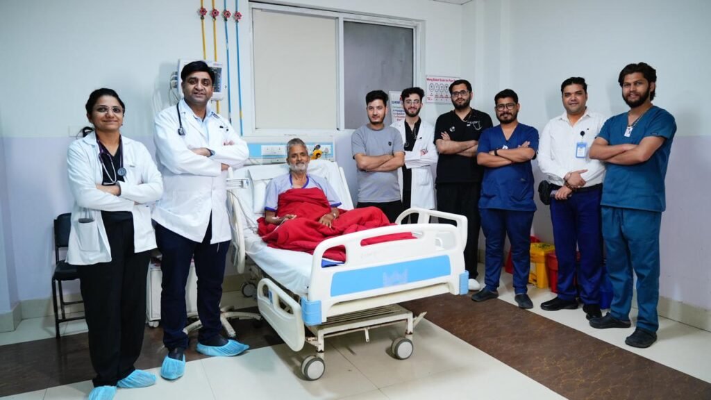 श्री महंत इन्दिरेश अस्पताल में बेहद जटिल और हाई-रिस्क हृदय रोगी का आधुनिक टवी तकनीक के माध्यम से सफल उपचार