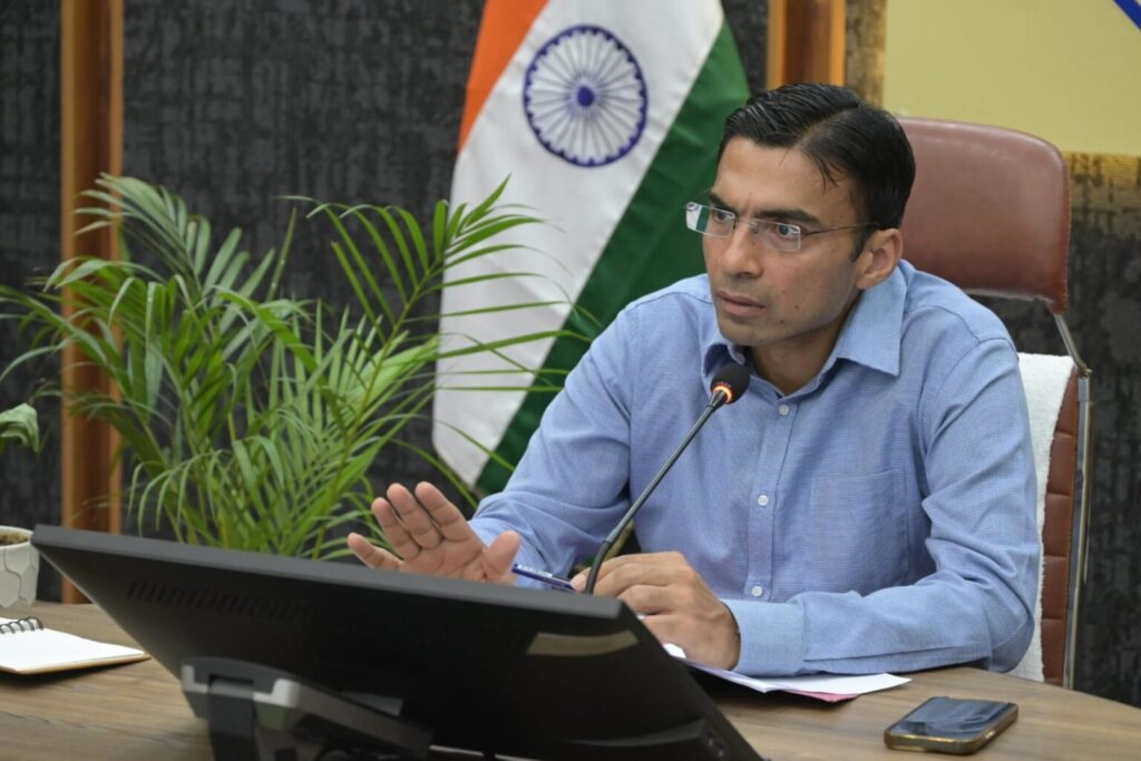 खुदाई के बाद सड़क तुरंत दुरूस्त करें, ब्लैकटॉप में न हो देरी-डीएम सविन बंसल