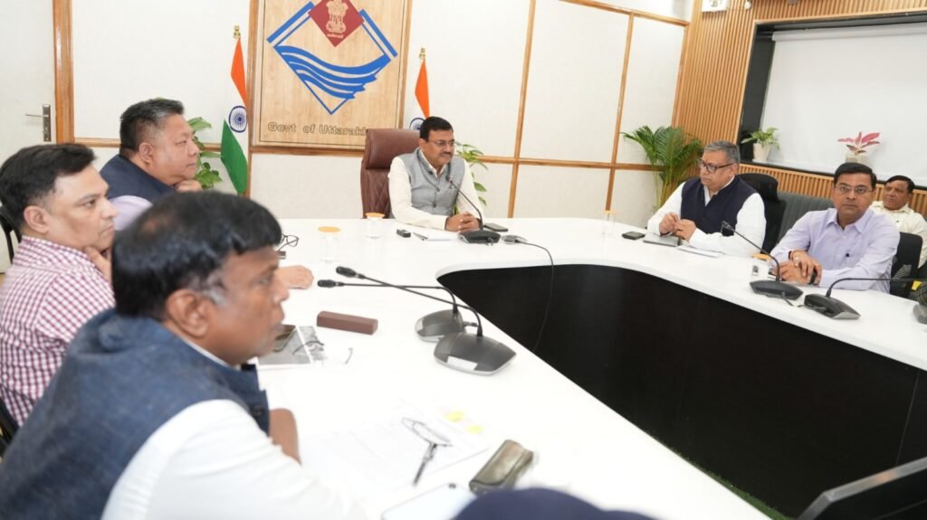 मानसून से पहले सड़कों को गड्ढामुक्त करने के मुख्य सचिव आनंद बर्द्धन ने दिए निर्देश
