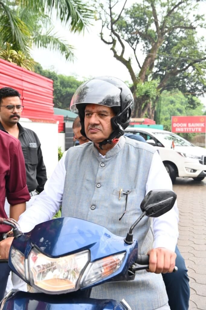 कृषि मंत्री गणेश जोशी ने सरकारी वाहन छोड़ स्कूटी से पहुंचे कैंप कार्यालय 