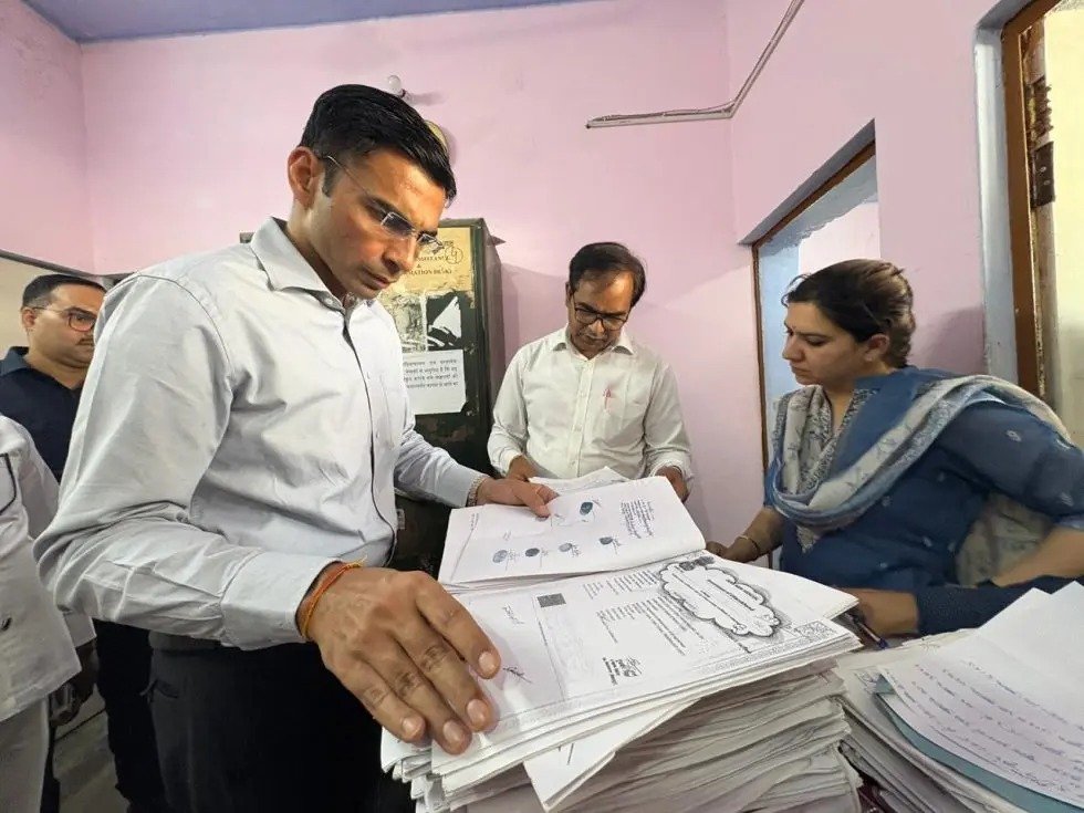 डीएम सविन बंसल ने उप निबंधक अपूर्वा सिंह के निलंबन की संस्तुति, गोल्डन फॉरेस्ट भूमि की 150 अवैध रजिस्ट्रियां जांच के दायरे में