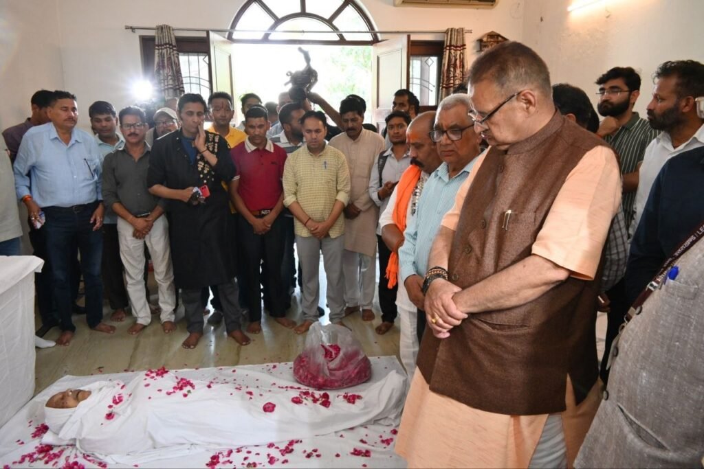 पूर्व मुख्यमंत्री भुवन चंद्र खंडूड़ी के पार्थिव शरीर पर पुष्पांजलि अर्पित कर उन्हें भावपूर्ण श्रद्धांजलि देते कैबिनेट मंत्री गणेश जोशी