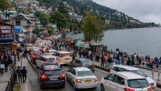 नैनीताल में 10,000 से अधिक पर्यटक पहुंचे : होटल पैक, पर्यटन स्थलों पर भीड़ और जाम की स्थिति