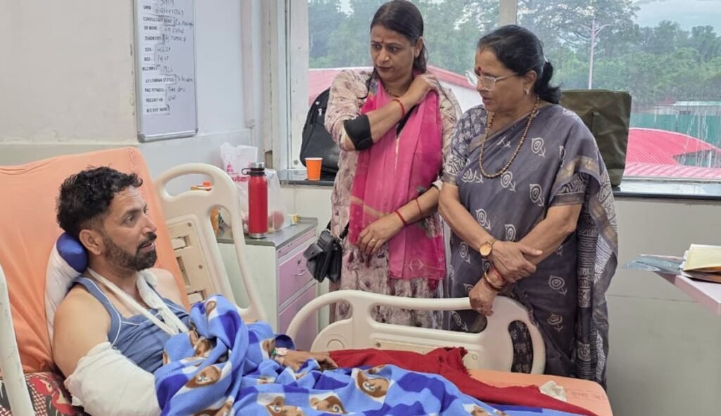 भट्टोवाला गोलीबारी कांड- महिला आयोग की अध्यक्ष कुसुम कंडवाल ने एम्स पहुँचकर जाना घायलों का हाल