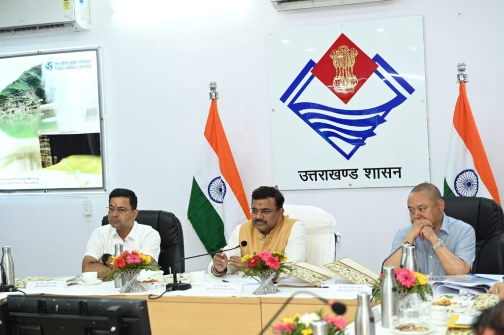 मुख्य सचिव आनंद बर्द्धन ने समस्त जिलास्तरीय अधिकारियों के साथ जनपदीय कार्यों की समीक्षा बैठक