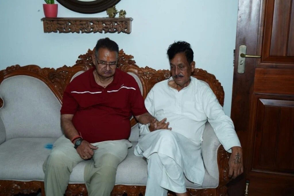 कैबिनेट मंत्री गणेश जोशी ने अंतरराष्ट्रीय निशानेबाज एवं पद्मश्री स्वर्गीय जसपाल राणा के आवास पहुंचकर शोकाकुल परिजनों से की भेंट, व्यक्त की संवेदनाएं 
