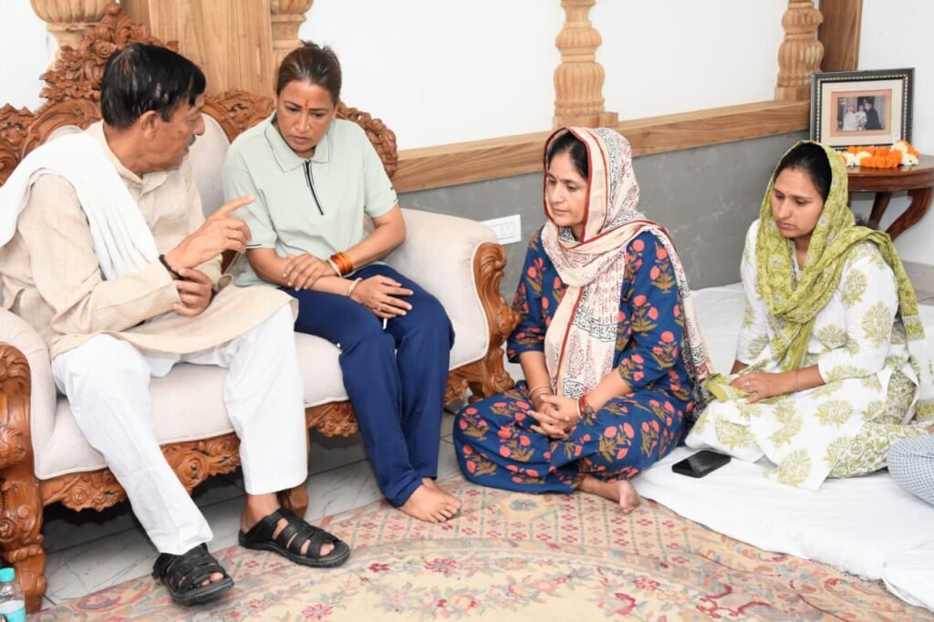 खेल मंत्री रेखा आर्या ने जसपाल राणा के आवास पहुँचकर दी श्रद्धांजलि