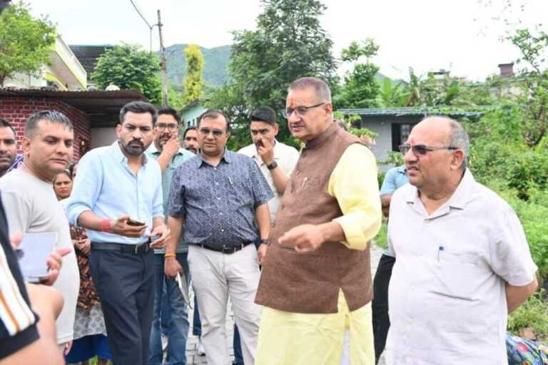 कैबिनेट मंत्री गणेश जोशी ने खालागांव में बरसात से क्षतिग्रस्त मार्ग का किया निरीक्षण