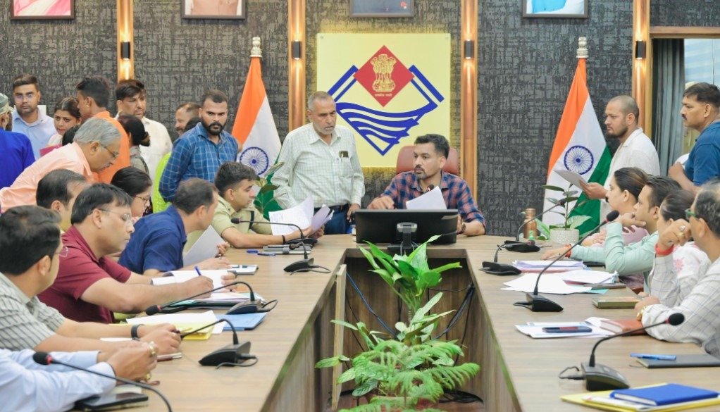 डीएम डॉ. आशीष चौहान ने समाधान दिवस में लिया सख्त एक्शन, लापरवाह अधिकारियों और भू-माफियाओं पर कार्रवाई के निर्देश