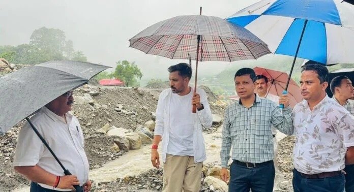 भारी बारिश के बीच ग्राउंड जीरो पर उतरे डीएम डॉ. आशीष चौहान,दिए सुरक्षा के सख्त निर्देश