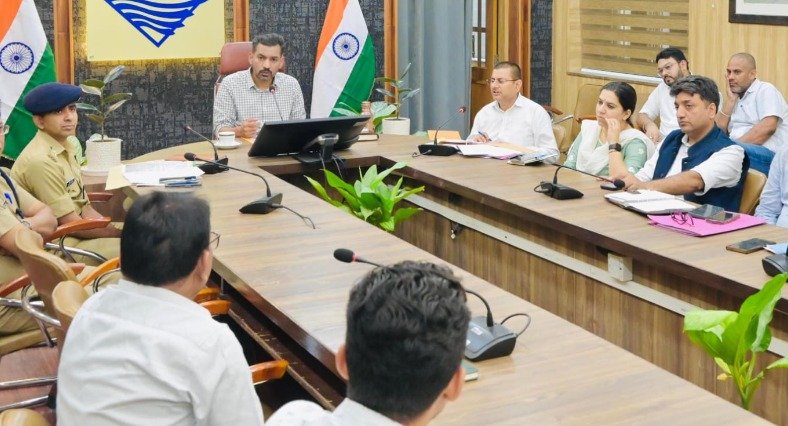 देहरादून को जाम से मुक्ति दिलाने के लिए जिलाधिकारी डॉ. आशीष चौहान का ‘माइक्रो प्लान’ इंदिरा मार्केट पार्किंग की सुस्त चाल पर भड़के जिलाधिकारी