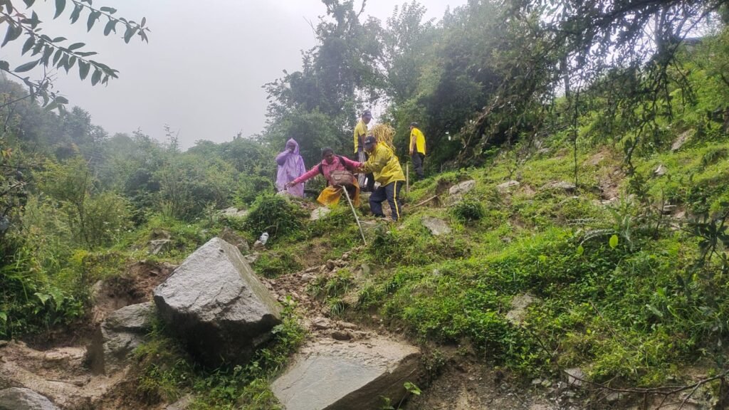 उत्तरकाशी, यमुनोत्री मार्ग पर मलबा आने से अवरुद्ध रास्ते पर SDRF ने रोप फिक्स कर 100 यात्रियों को सकुशल कराया पार