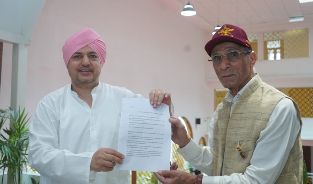 श्रीमहंत देवेन्द्र दास जी महाराज ने आखर शब्दकोश एप का किया उद्घाटन