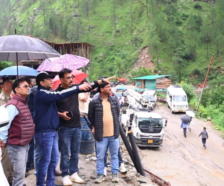 जिलाधिकारी प्रशांत आर्य ने स्यानाचट्टी के भूस्खलन प्रभावित क्षेत्र का किया स्थलीय निरीक्षण