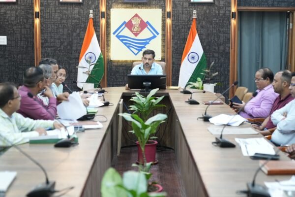 जल जीवन मिशन की लंबित योजनाओं को सर्वाेच्च प्राथमिकता से पूरा करें- जिलाधिकारी डॉ. आशीष चौहान 